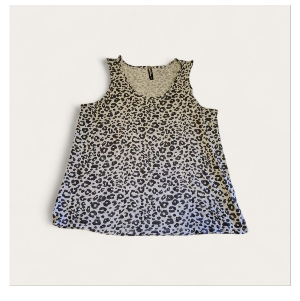 Ambrielle Gray Leopard Print Pajama Set Top Is XL Bottom Is M